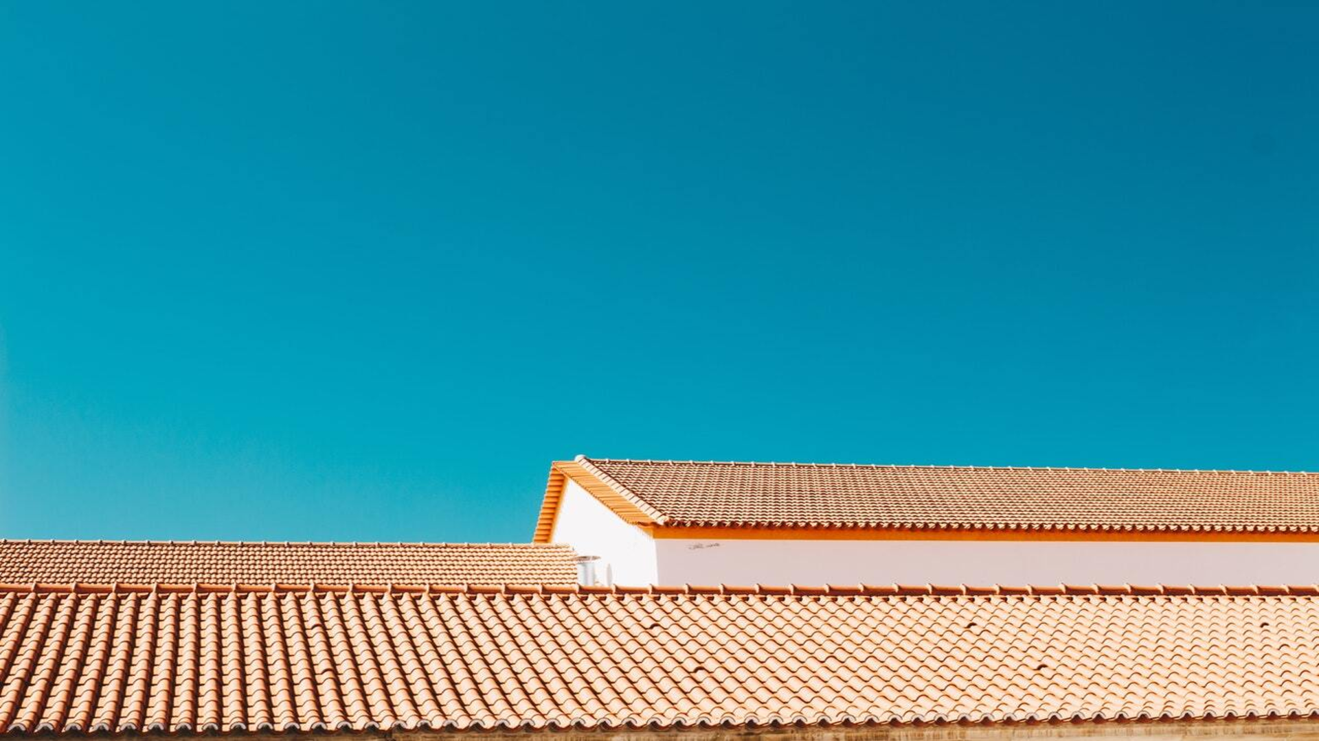 toiture d'une maison avec tuiles